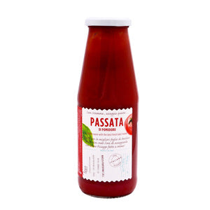 Tomato Sauce With Fesh Basil Leaves